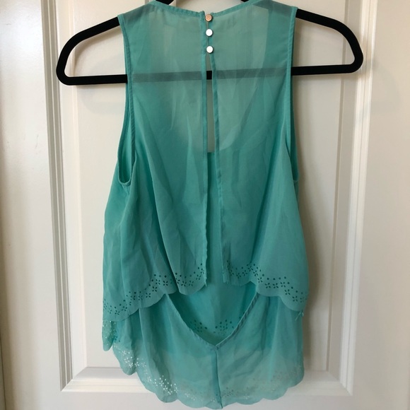 Sleeveless Low/Open back top - Picture 2 of 3